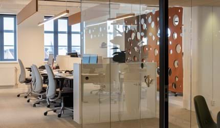 CoverDouble i brun orange på kontor