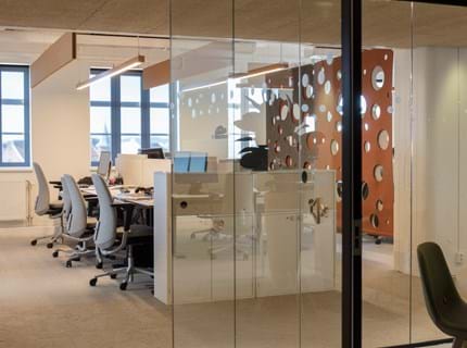 CoverDouble i brun orange på kontor