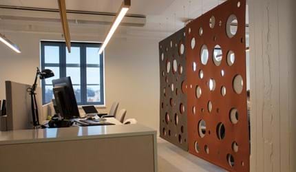 CoverDouble i brun orange på kontor nedhængende i wire