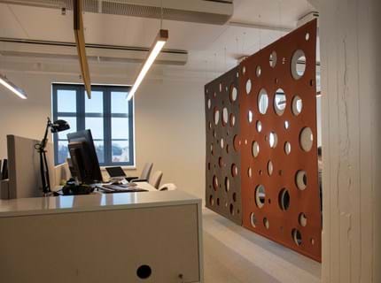 CoverDouble i brun orange på kontor nedhængende i wire