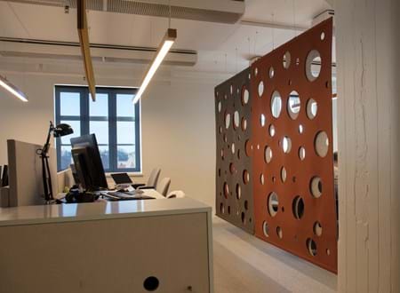 CoverDouble i brun orange på kontor nedhængende i wire