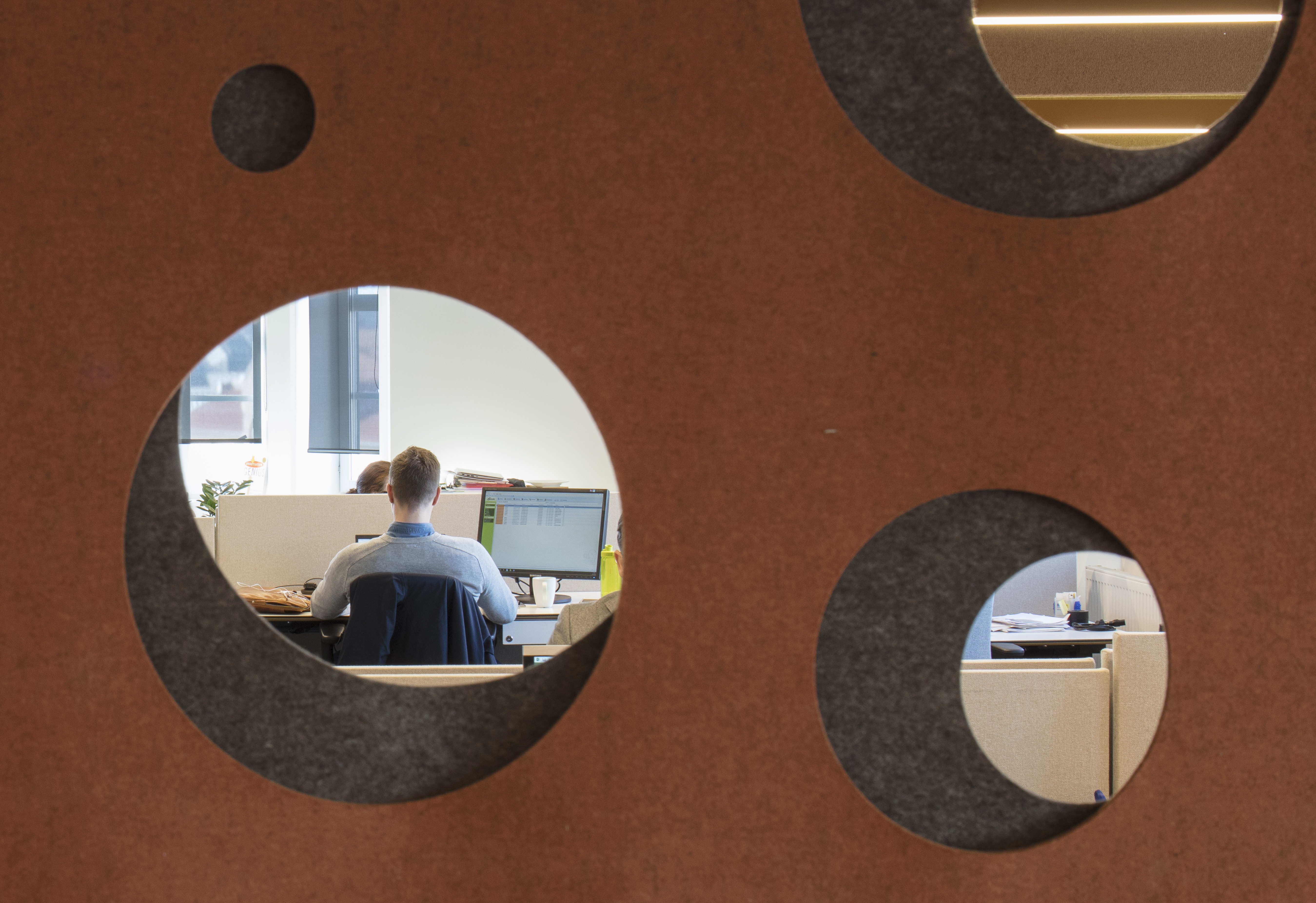 CoverDouble i brun orange på kontor detalje