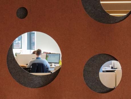 CoverDouble i brun orange på kontor detalje