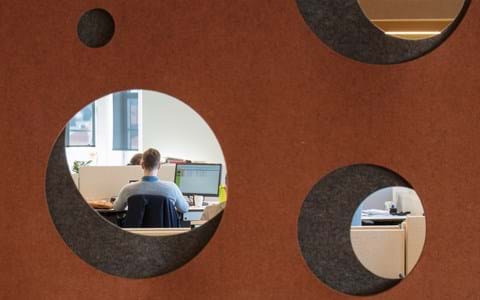 CoverDouble i brun orange på kontor detalje