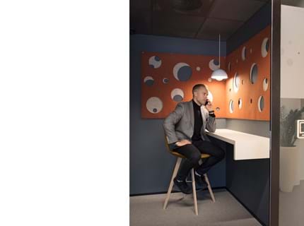 CoverDouble i brun orange på kontor