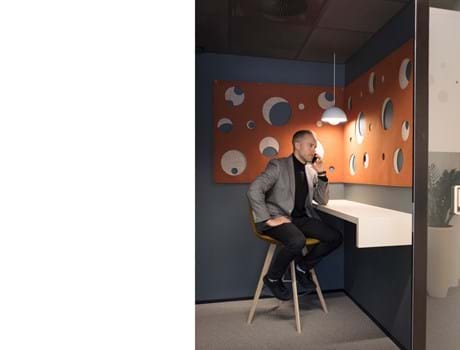 CoverDouble i brun orange på kontor