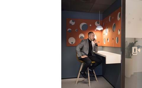 CoverDouble i brun orange på kontor