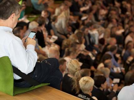 Fold ud stol i grøn filt i auditorium