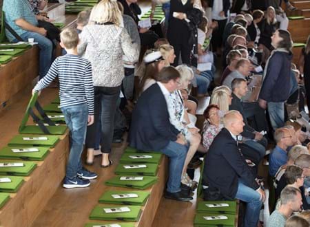 Fold ud stol i grøn filt i auditorium