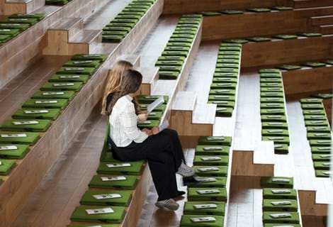 Fold ud stol i grøn filt i auditorium