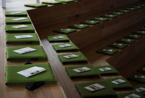 Fold ud stol i grøn filt i auditorium