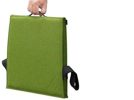 Fold ud stol i grøn filt i auditorium