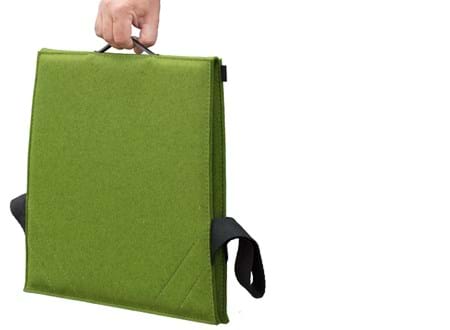 Fold ud stol i grøn filt i auditorium