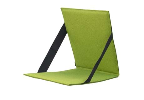 Fold ud stol i grøn filt i auditorium