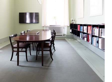 filttæppe støvet grøn på rektors kontor