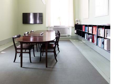 filttæppe støvet grøn på rektors kontor