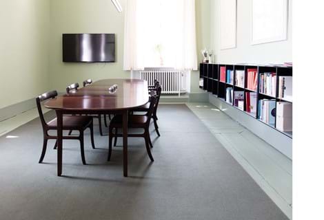 filttæppe støvet grøn på rektors kontor