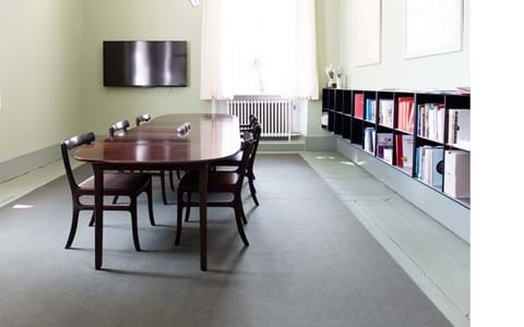 filttæppe støvet grøn på rektors kontor