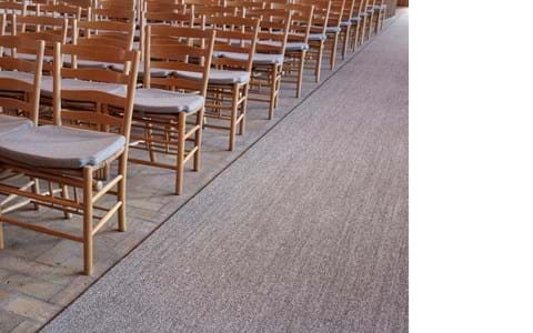 vævet sisal løber i kirke