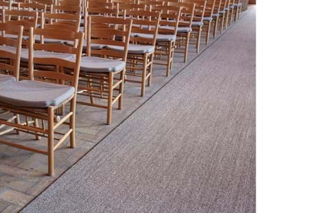 vævet sisal løber i kirke