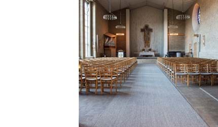 vævet sisal løber i kirke