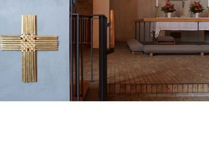 vævet sisal løber i kirke