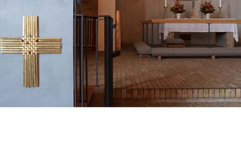 vævet sisal løber i kirke