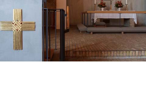 vævet sisal løber i kirke