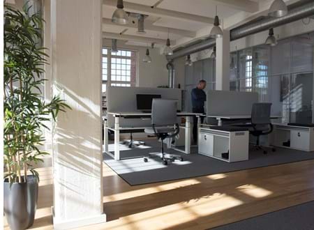 Arctic tæpper i kontor hos Mazda (1)