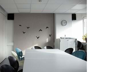 Filt gardin med fugle udskæringer på kontor (1)