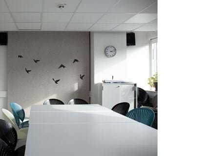 Filt gardin med fugle udskæringer på kontor (1)