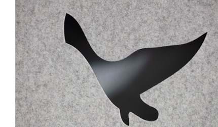 Filt gardin med fugle udskæringer på kontor (2)