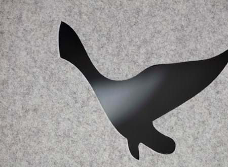 Filt gardin med fugle udskæringer på kontor (2)