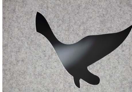 Filt gardin med fugle udskæringer på kontor (2)