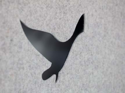 Filt gardin med fugle udskæringer på kontor (3)