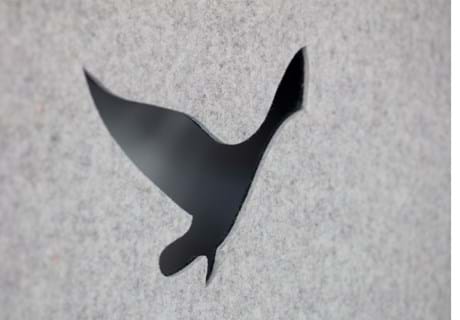 Filt gardin med fugle udskæringer på kontor (3)