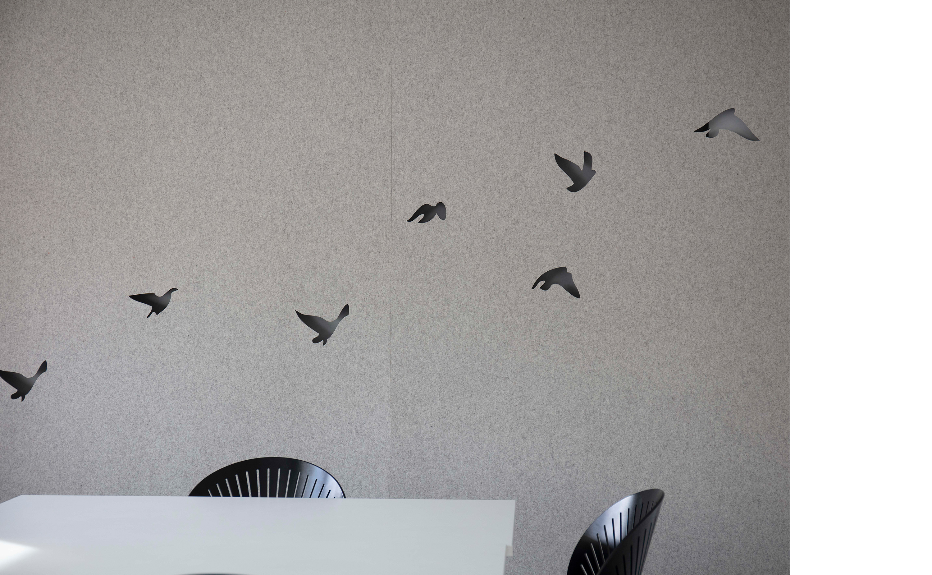 Filt gardin med fugle udskæringer på kontor (4)