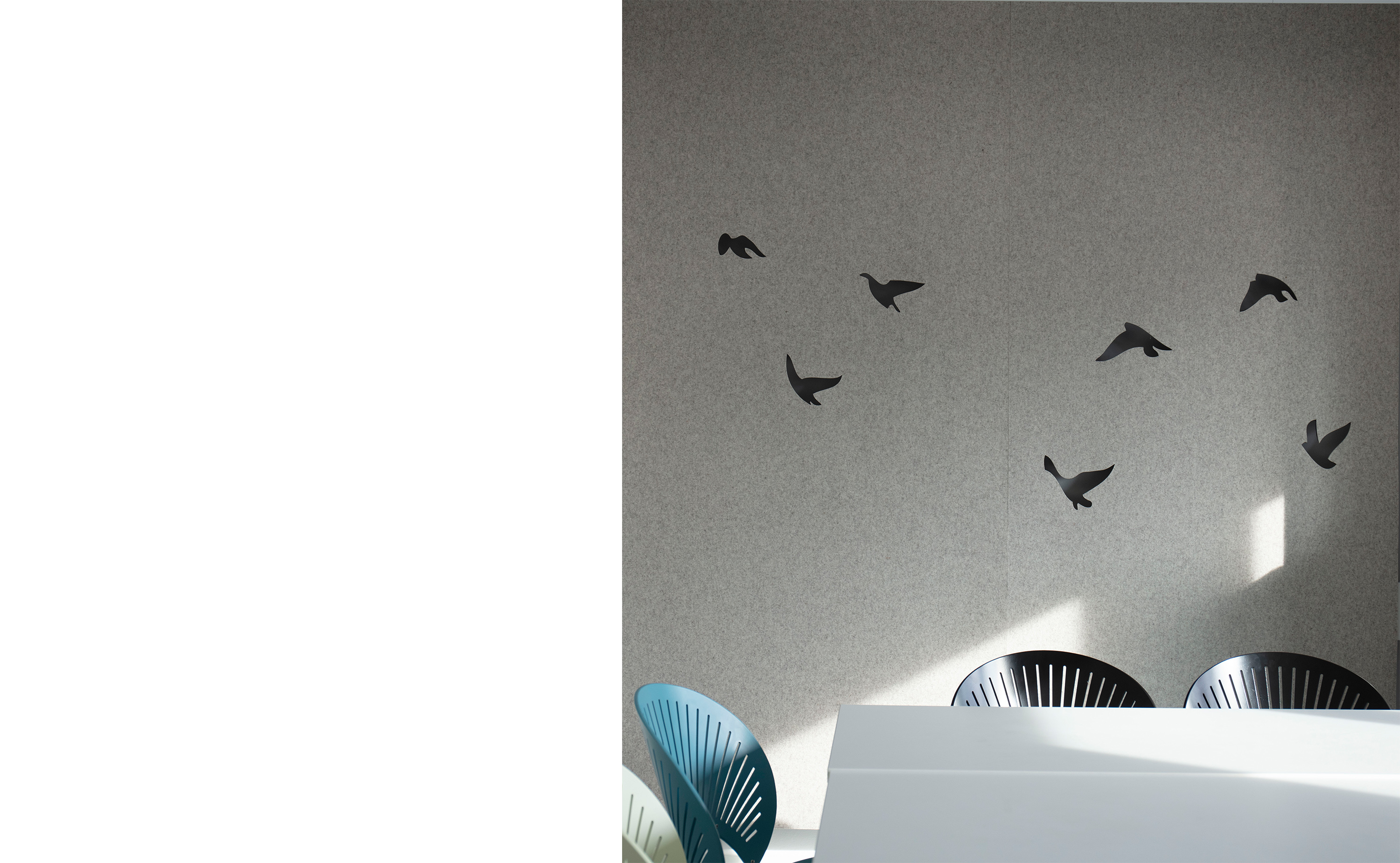 Filt gardin med fugle udskæringer på kontor (5)