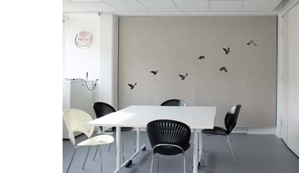 Filt gardin med fugle udskæringer på kontor (9)