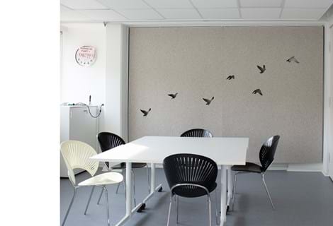 Filt gardin med fugle udskæringer på kontor (9)