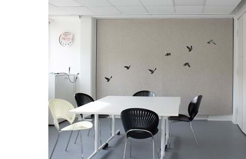 Filt gardin med fugle udskæringer på kontor (9)