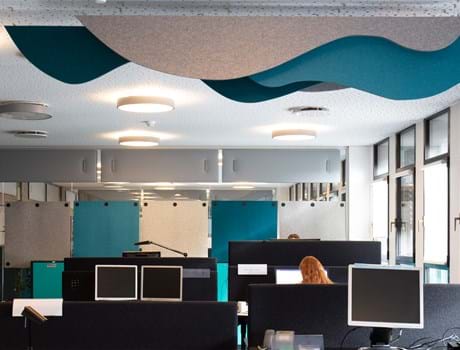 Puff akustik paneler i filt nedhængt fra loft