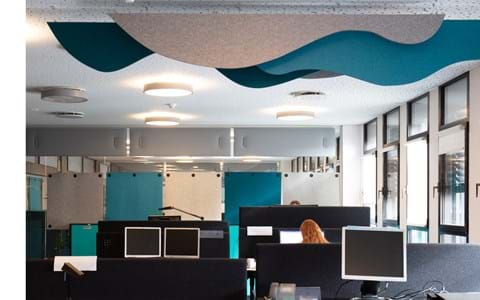 Puff akustik paneler i filt nedhængt fra loft