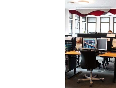 Puff akustik paneler i filt nedhængt fra loft (1)