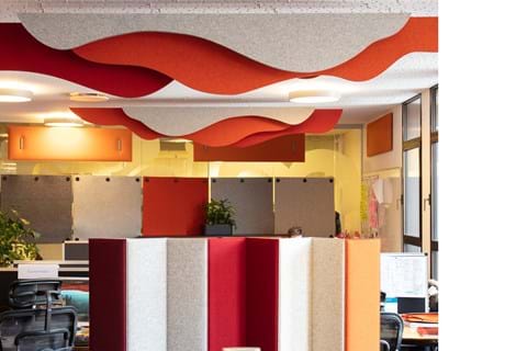 Puff akustik paneler i filt nedhængt fra loft (1) (1)