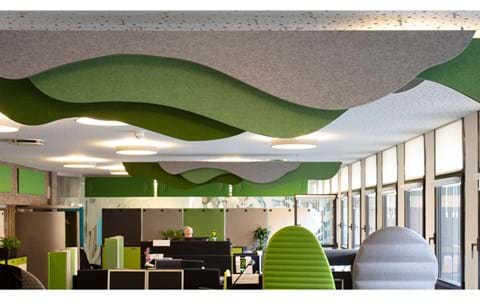 Puff akustik paneler i filt nedhængt fra loft (2)