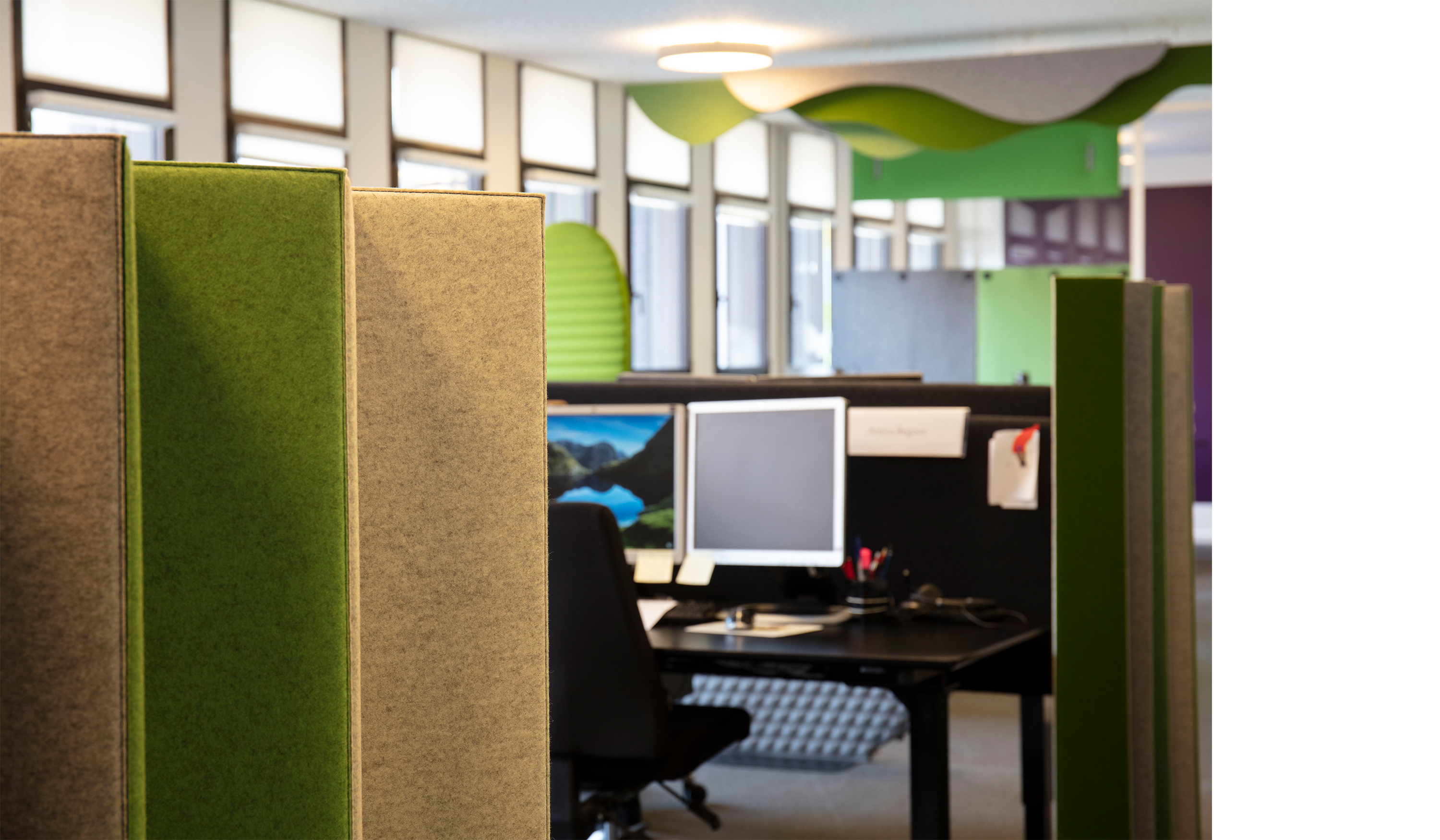 Puff akustik paneler i filt nedhængt fra loft (1) (2)