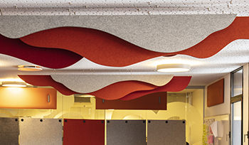 Puff akustik paneler i filt nedhængt fra loft (3)