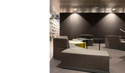 Fraster filt på væg i bibliotek