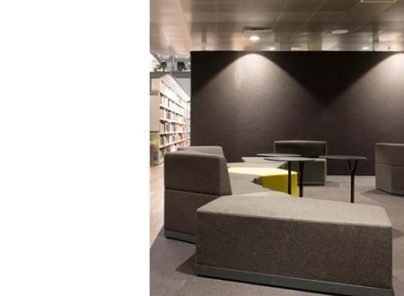 Fraster filt på væg i bibliotek